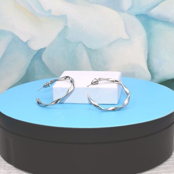 Emma Ellison Delicate Twist Hoop Minimalistic Earrings Silver Gift Packaged - Picture 6 of 10